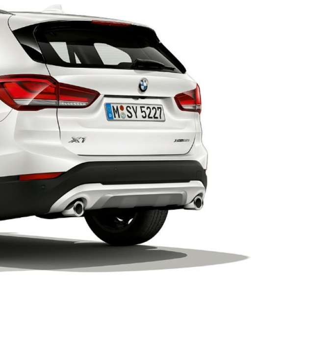 BMW X1, xLine-útfærsla, skásett sjónarhorn á afturhluta BMW X1, xLine-útfærsla, skásett sjónarhorn á afturhluta innanhúss