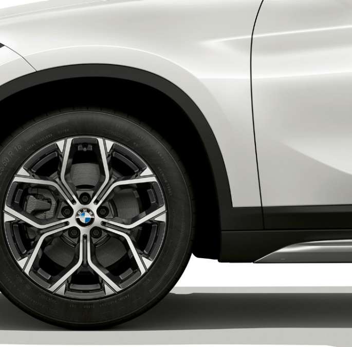 BMW X1, xLine-útfærsla, létt álfelga BMW X1, xLine-útfærsla, hliðarsýn með nærmynd af léttri álfelgu