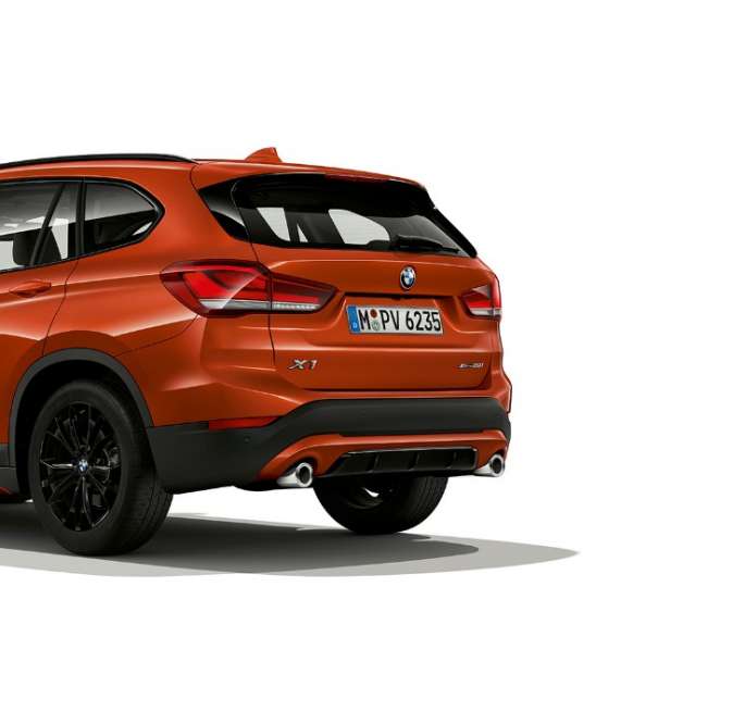BMW X1, Sport Line-útfærsla, skásett sjónarhorn á afturhluta BMW X1, Sport Line-útfærsla, skásett sjónarhorn á afturhluta innanhúss