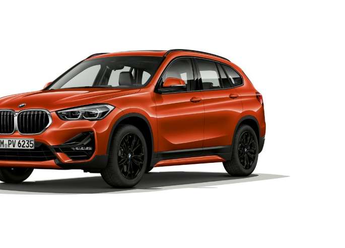 BMW X1, Sport Line-útfærsla, skásett sjónarhorn á framhluta BMW X1, Sport Line-útfærsla, skásett sjónarhorn á framhluta innanhúss