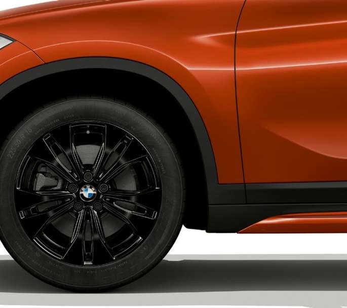 BMW X1, Sport Line-útfærsla, létt álfelga BMW X1, Sport Line-útfærsla, hliðarsýn með nærmynd af léttri álfelgu