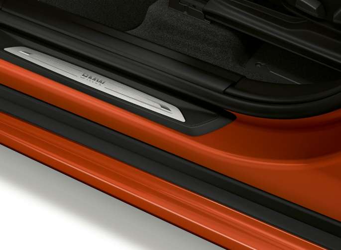 BMW X1, Sport Line-útfærsla, sílsalisti BMW X1, Sport Line-útfærsla, hliðarsýn með nærmynd af síls