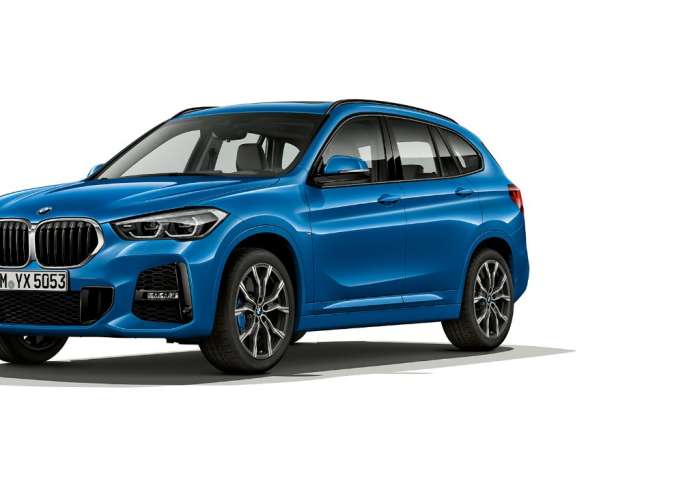 BMW X1, M Sport-útfærsla, skásett sjónarhorn á framhluta BMW X1, M Sport-útfærsla, skásett sjónarhorn á framhluta innanhúss