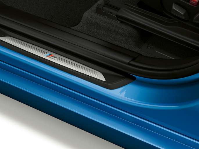 BMW X1, M Sport-útfærsla, sílsalisti BMW X1, M Sport-útfærsla, hliðarsýn með nærmynd af síls