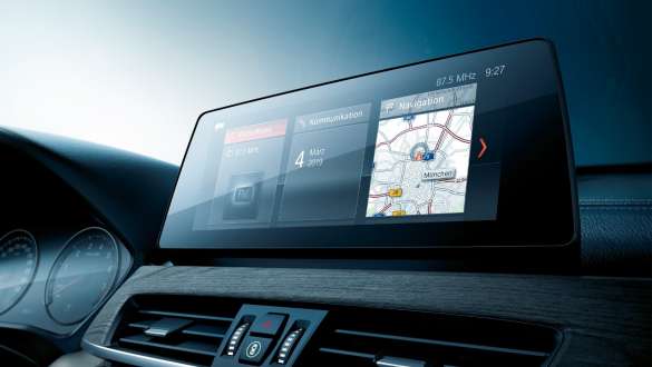 BMW X1, skjáir og stjórnhnappar. BMW X1, innanrými með áherslu á skjái og stjórnhnappa.