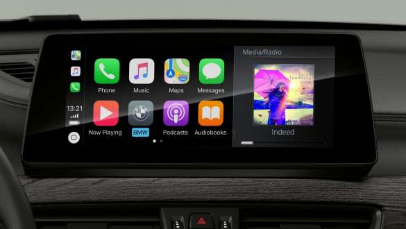 BMW X1, Apple CarPlay®. BMW X1, innanrými með Apple CarPlay® á skjáum og stjórnhnappar.