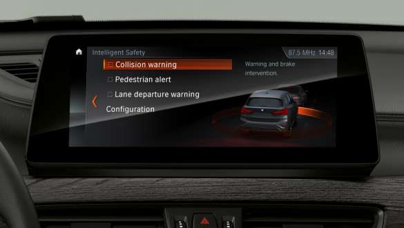 BMW X1, „Driving Assistant Plus“ á skjáum og stjórnhnappar. BMW X1, innanrými með áherslu á „Driving Assistant Plus“ á skjáum og stjórnhnappar.