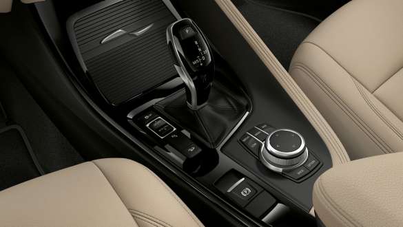 BMW X1, gírstöng og miðstokkur. BMW X1, nærmynd af gírstönginni í miðstokknum.