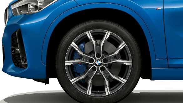 BMW X1, hemlaklafi með mörgum stimplum BMW X1, hliðarsýn með nærmynd af 19" felgu með M Sport-hemlum