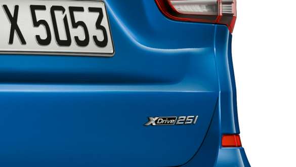BMW X1, xDrive-merki. BMW X1, nærmynd af xDrive-merkinu á afturhlutanum.
