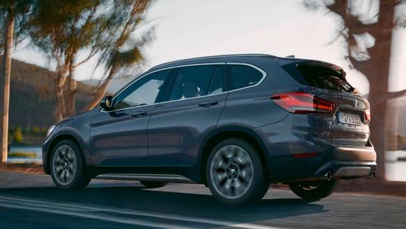 BMW X1, skásett sjónarhorn á afturhluta. BMW X1, skásett sjónarhorn á afturhluta við akstur í fjalllendi.