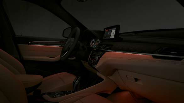 BMW X1, ljósapakki. BMW X1, innanrými með virkjuðum ljósapakka