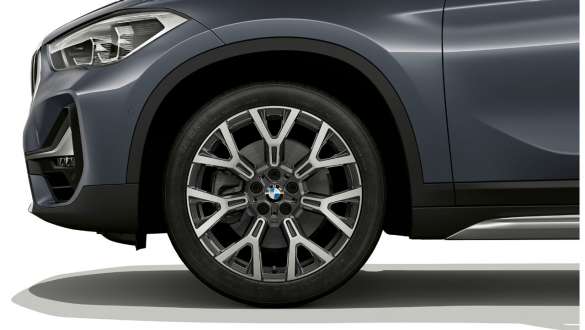 BMW X1, léttar 19" álfelgur. BMW X1, nærmynd af léttum 19" álfelgum.