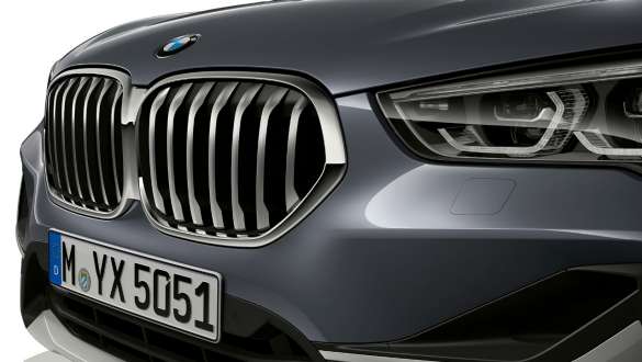 BMW X1, tvískipt BMW-grill. BMW X1, nærmynd af tvískiptu BMW-grilli.