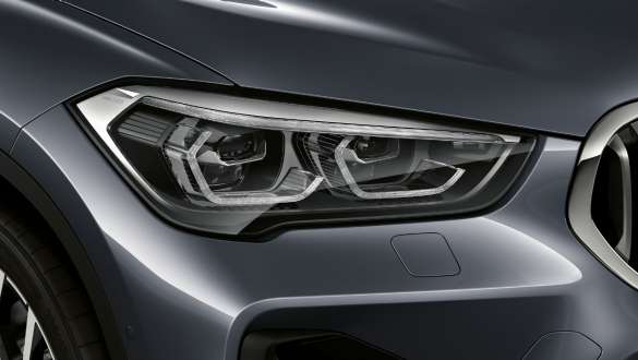 BMW X1, sjálfvirk LED-aðalljós. BMW X1, nærmynd af sjálfvirkum LED-aðalljósum.