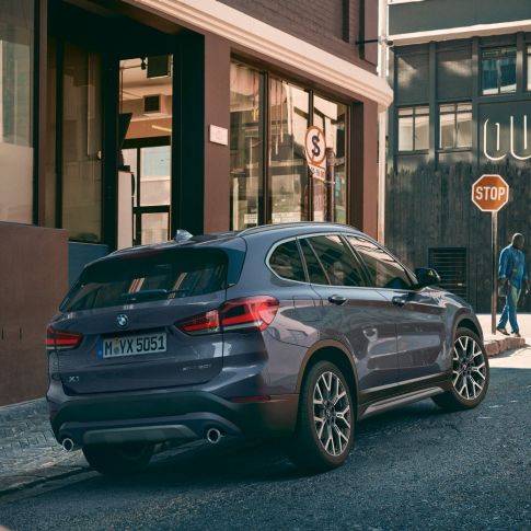 BMW X1, LED-afturljós. BMW X1, skásett sjónarhorn af afturhluta með áherslu á LED-afturljósin.