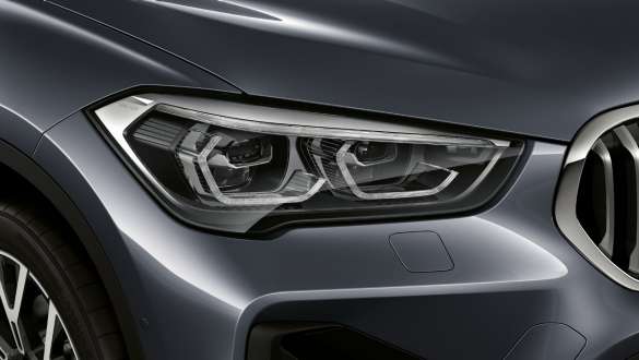 BMW X1 F48 LCI, sjálfvirk LED-aðalljós BMW X1 F48 LCI, nærmynd af sjálfvirkum LED-aðalljósunum