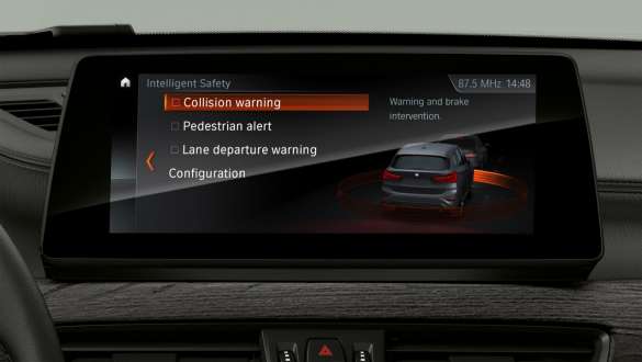 BMW X1 F48, „Driving Assistant Plus“ á skjáum og stjórnhnappar BMW X1 F48 LCI, innanrými með áherslu á „Driving Assistant Plus“ á skjáum og stjórnhnappar