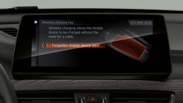 BMW X1 F48, farsímatenging með þráðlausri hleðslu BMW X1 F48 LCI, innanrými með áherslu á „Driving Assistant Plus“ á skjáum og stjórnhnappar
