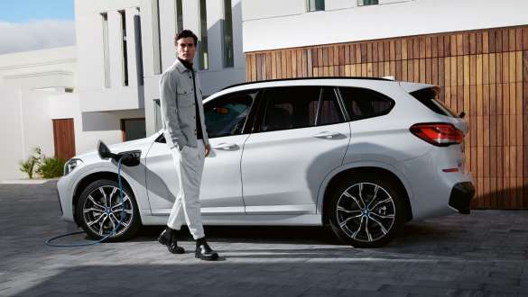 BMW X1 xDrive25e F48 LCI-tengiltvinnbíll frá hlið í hleðslu BMW X1 xDrive25e F48 LCI-tengiltvinnbíll frá hlið í hleðslu með fyrirsætu