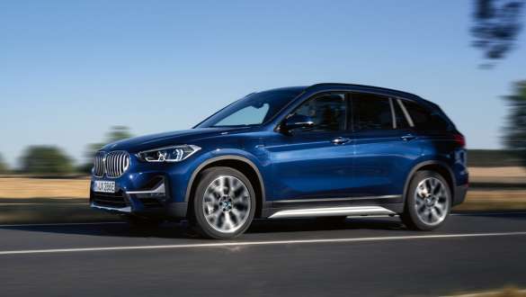 BMW X1 xDrive25e F48 LCI-tengiltvinnbíll, skásett sjónarhorn frá hlið við akstur BMW X1 xDrive25e F48 LCI-tengiltvinnbíll, skásett sjónarhorn frá hlið við akstur á götu