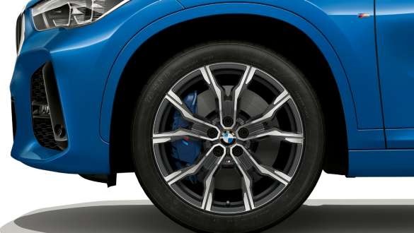 BMW X1 F48, hemlaklafi með mörgum stimplum BMW X1 F48 LCI, hliðarsýn með nærmynd af 19" felgu með M Sport-hemlum