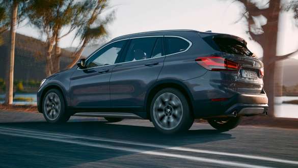 BMW X1 F48, skásett sjónarhorn á afturhluta BMW X1 F48 LCI, skásett sjónarhorn á afturhluta við akstur í fjalllendi