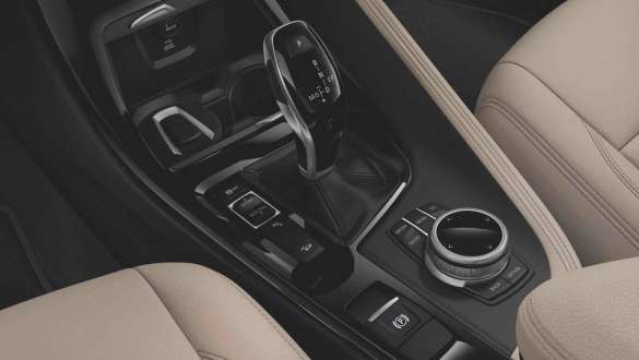 BMW X1 F48, gírstöng og miðstokkur BMW X1 F48 LCI, nærmynd af gírstönginni í miðstokknum