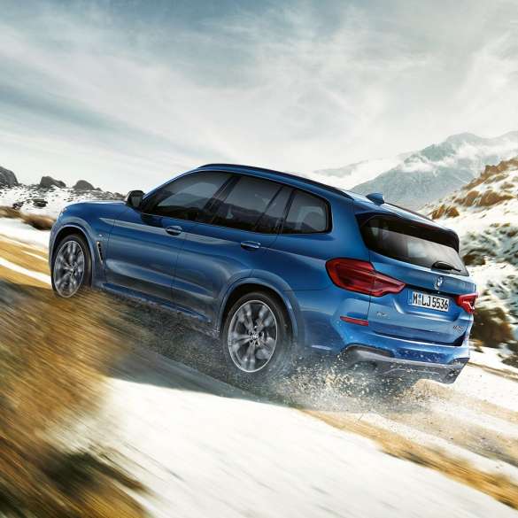 BMW X3 M40i við akstur upp brekku BMW X3 M40i við akstur upp brekku