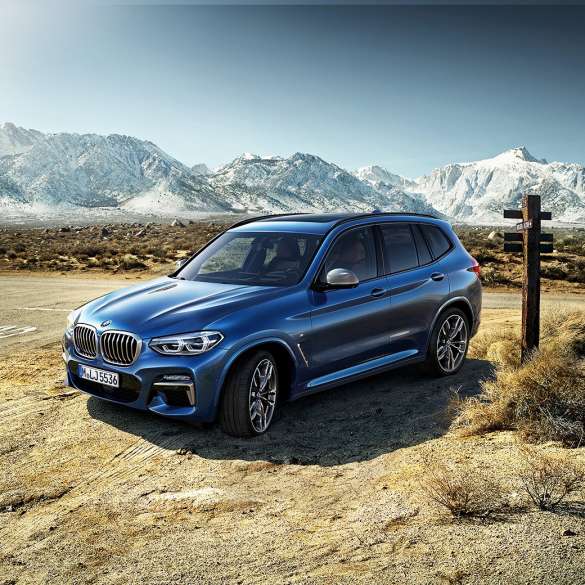 BMW X3 M40i, séður á ská að framanverðu, mynd tekin í fjalllendi BMW X3 M40i, séður á ská að framanverðu, mynd tekin í fjalllendi