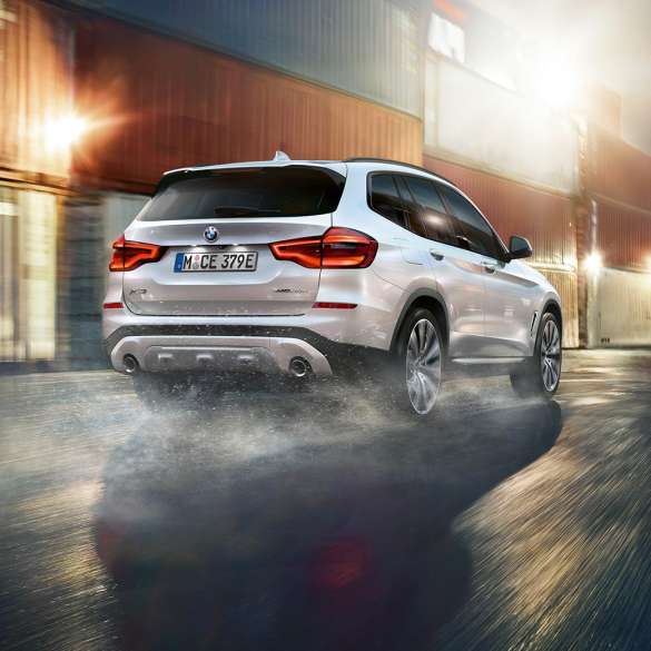 BMW X3 M40i, sjónarhorn á afturhluta með gerðartáknun BMW X3 M40i, sjónarhorn á afturhluta með gerðartáknun