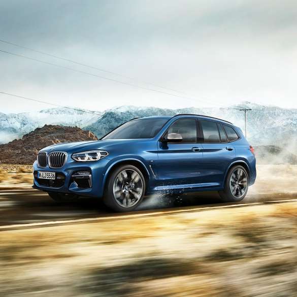 BMW X3 M40i, miðmynd af felgu og frambretti fyrir framan fjall BMW X3 M40i, miðmynd af felgu og frambretti fyrir framan fjall