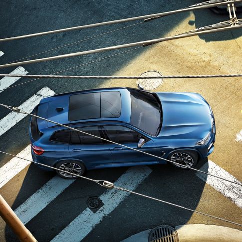 BMW X3 M40i loftmynd af þaki og vélarhlíf BMW X3 M40i loftmynd af þaki og vélarhlíf