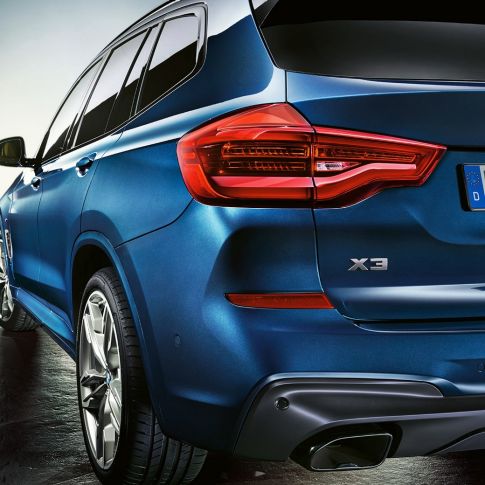 BMW X3 M40i, séður á ská að aftanverðu með LED-afturljósum BMW X3 M40i, séður á ská að aftanverðu með LED-afturljósum