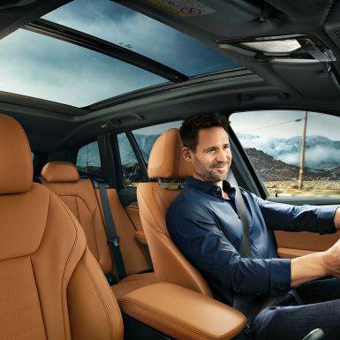 BMW X3 M40i, ökumannsrými með manni undir stýri BMW X3 M40i, ökumannsrými með manni undir stýri