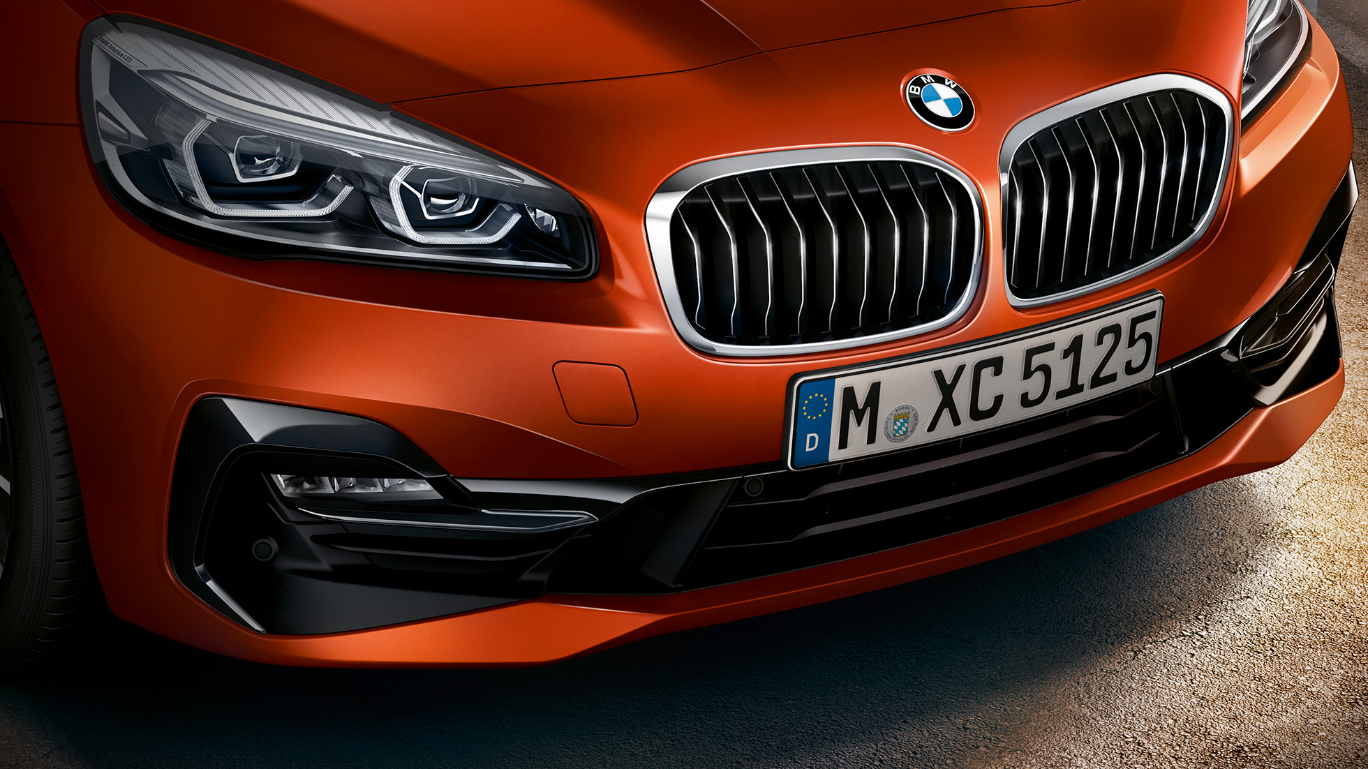 Tvískipt grill á BMW 2 Series Active Tourer Tvískipt grill á sanseruðum sólsetursappelsínugulum BMW 2 Series Active Tourer F45 Facelift 2018, nærmynd af framhluta