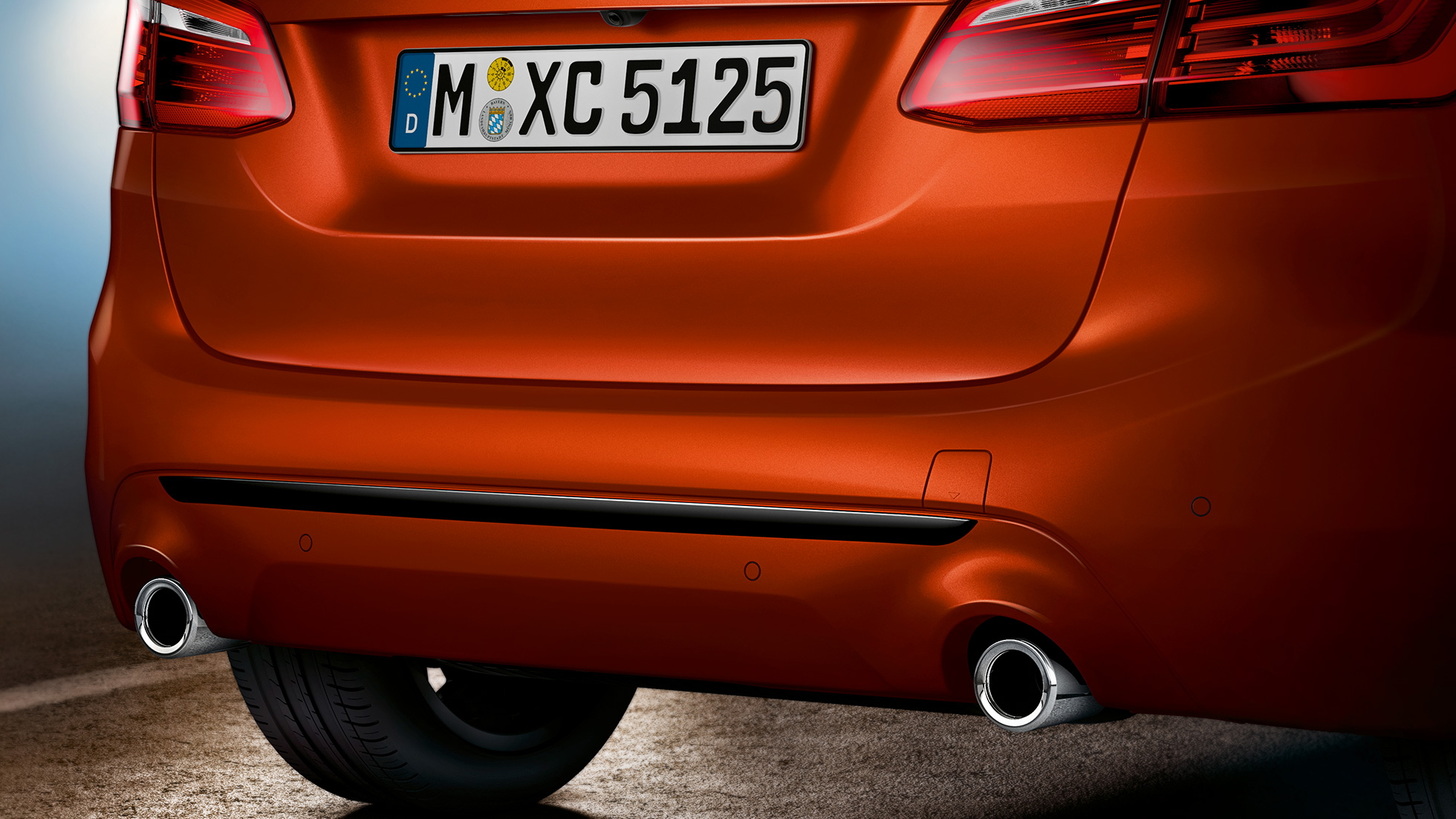 Afturhluti BMW 2 Series Active Tourer Nærmynd af afturhluta sanseraðs sólsetursappelsínuguls BMW 2 Series Active Tourer 220i F45 Facelift 2018