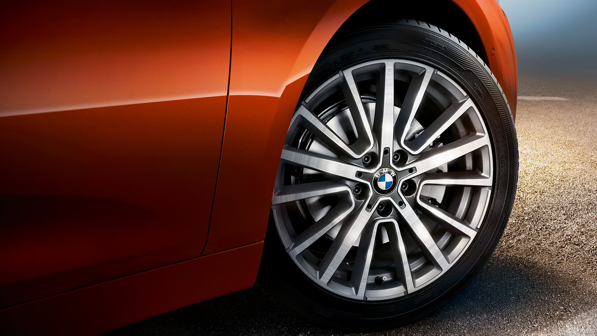 Álfelga á BMW 2 Series Active Tourer Álfelga á sanseruðum sólsetursappelsínugulum BMW 2 Series Active Tourer F45 Facelift 2018, nærmynd af felgu