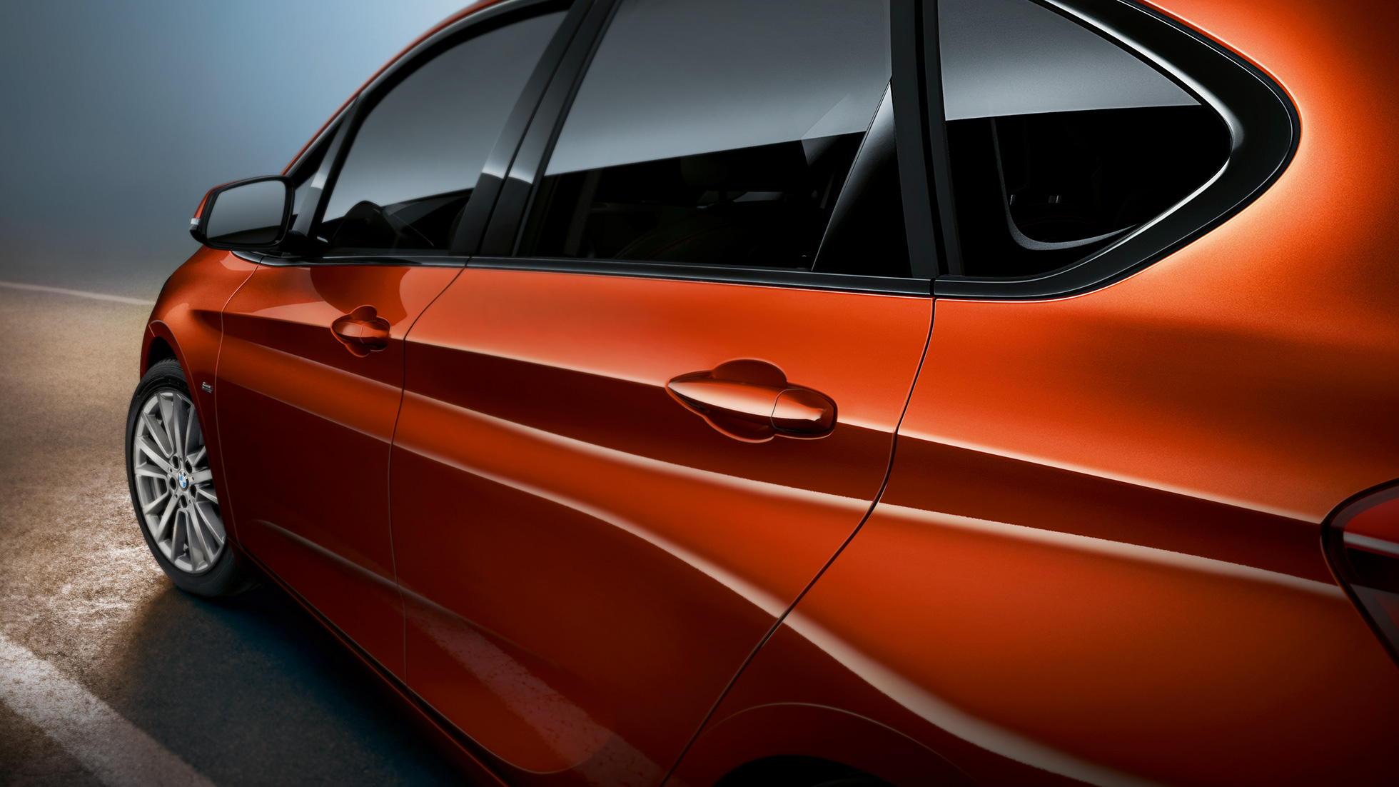 Nærmynd af hlið BMW 2 Series Active Tourer Sanseraður sólsetursappelsínugulur BMW 2 Series Active Tourer F45 Facelift 2018, nærmynd af hlið