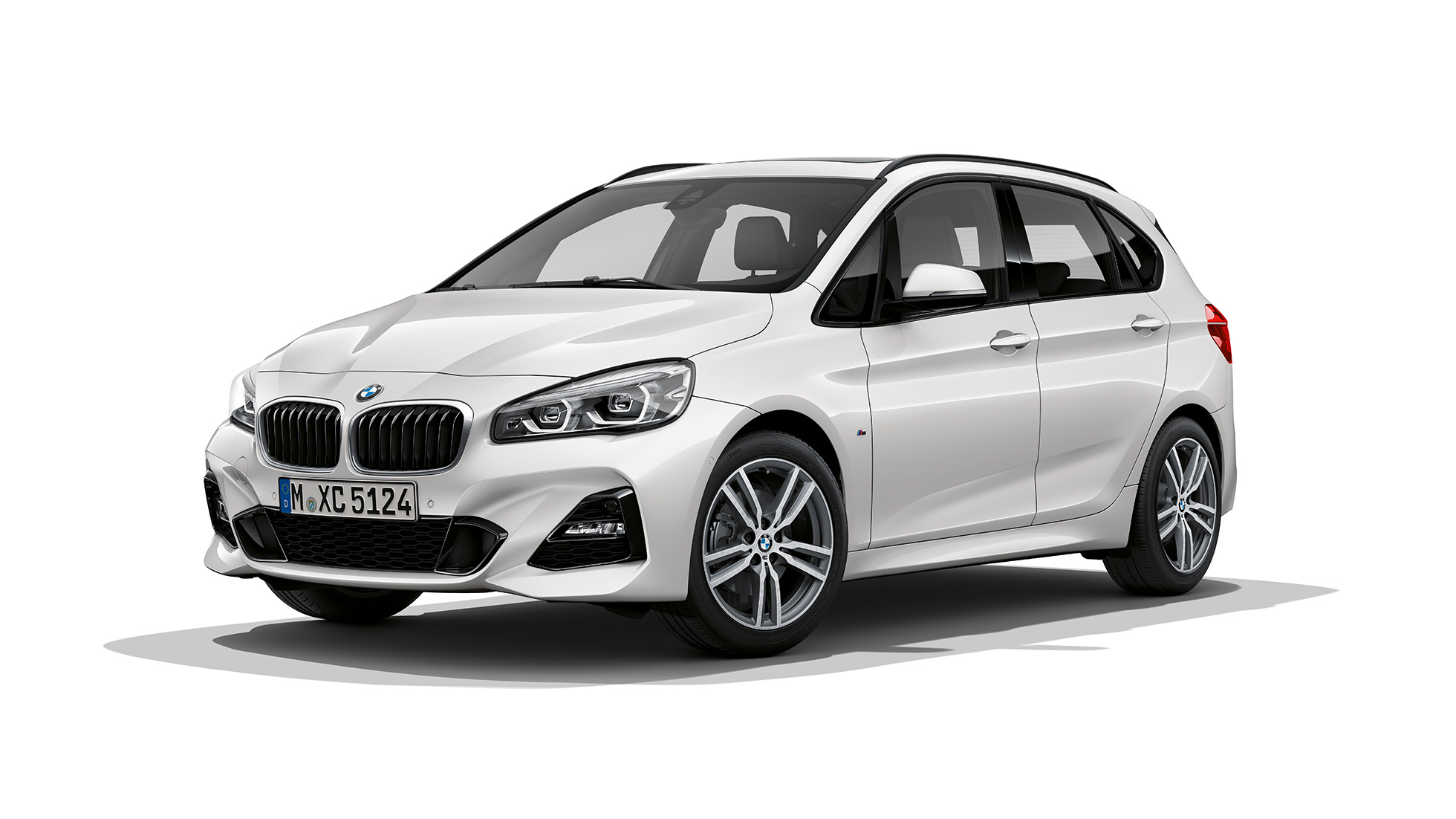 M Sport-útfærsla BMW 2 Series Active Tourer Steinhvítsanseruð M Sport-útfærsla BMW 2 Series Active Tourer 220d xDrive F45 2018, skásett sjónarhorn á framhluta