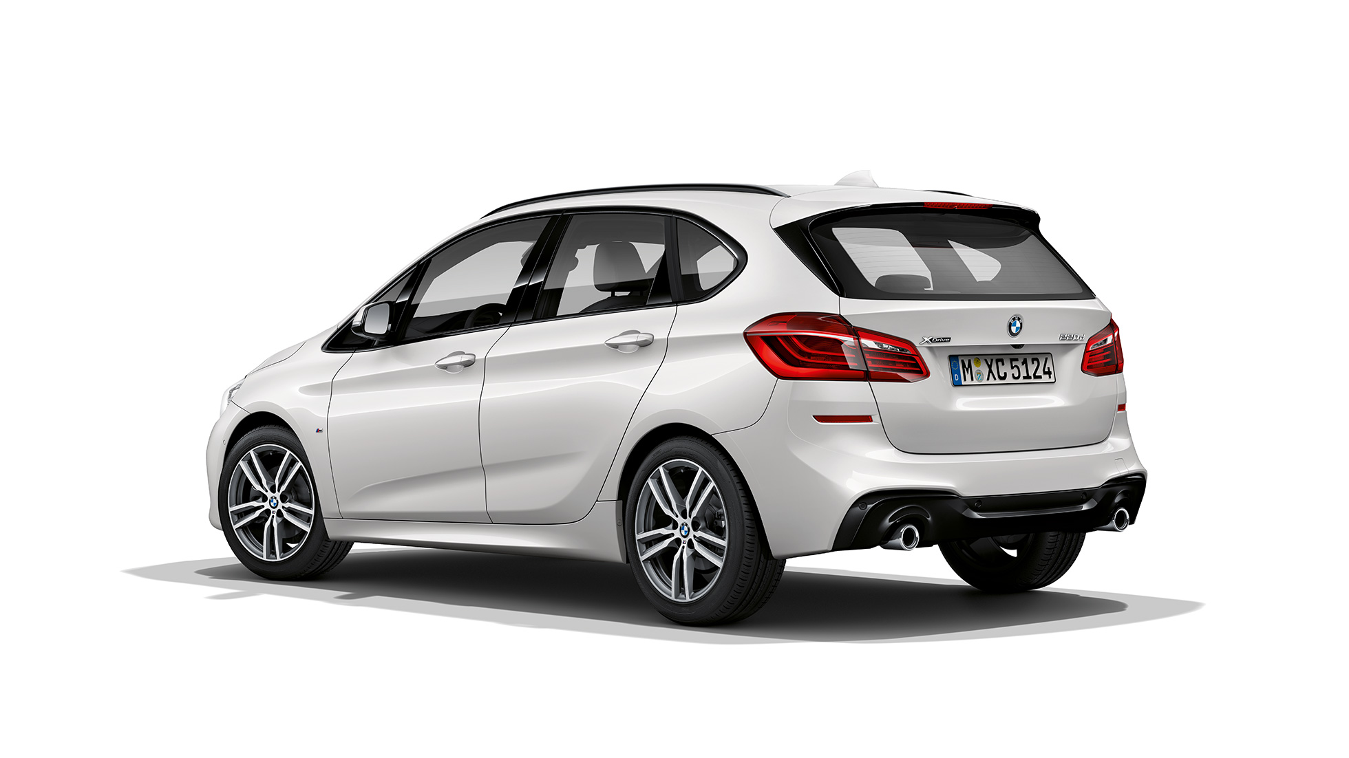 Skásett sjónarhorn á afturhluta M Sport-útfærslu BMW 2 Series Active Tourer Steinhvítsanseruð M Sport-útfærsla BMW 2 Series Active Tourer 220d xDrive F45 2018, skásett sjónarhorn á afturhluta