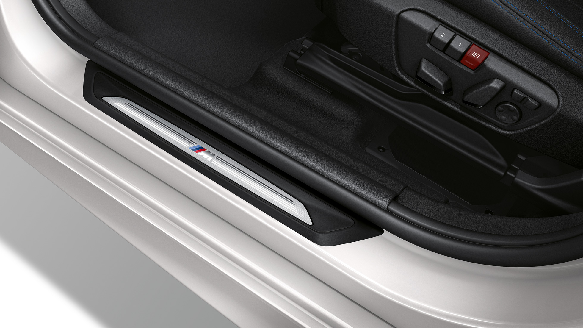 Sílsalistar á M Sport-útfærslu BMW 2 Series Active Tourer Sílsalistar á ytra byrði M Sport-útfærslu BMW 2 Series Active Tourer 220d xDrive F45 2018 með steinhvítsanseruðu ytra byrði