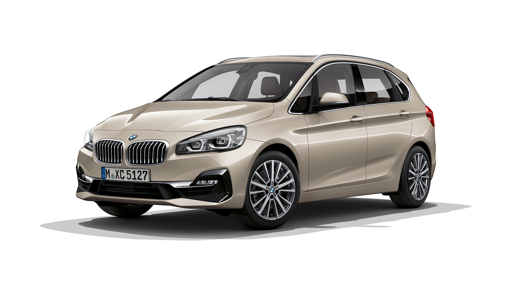 Skásett sjónarhorn á framhluta Luxury Line-útfærslu BMW 2 Series Active Tourer Sanseruð Jucaro-drapplituð Luxury Line-útfærsla BMW 2 Series Active Tourer 225i xDrive F45 2018, skásett sjónarhorn á framhluta