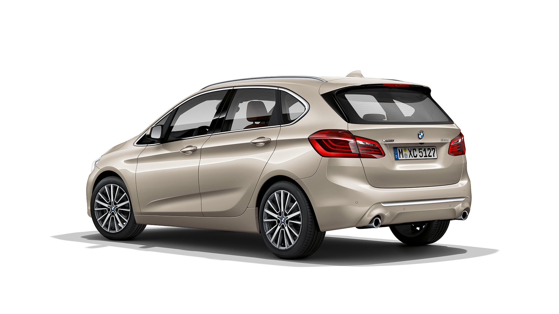 Skásett sjónarhorn á afturhluta Luxury Line-útfærslu BMW 2 Series Active Tourer Sanseruð Jucaro-drapplituð Luxury Line-útfærsla BMW 2 Series Active Tourer 225i xDrive F45 2018, skásett sjónarhorn á afturhluta
