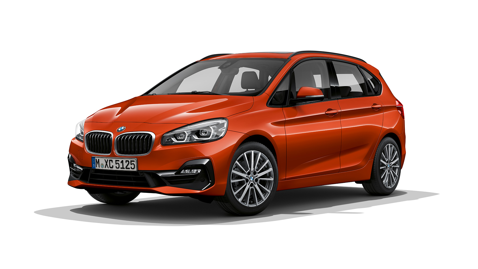 Skásett sjónarhorn á framhluta Sport Line-útfærslu BMW 2 Series Active Tourer Sanseruð sólsetursappelsínugul Sport Line-útfærsla BMW 2 Series Active Tourer 220i F45 2018, skásett sjónarhorn á framhluta