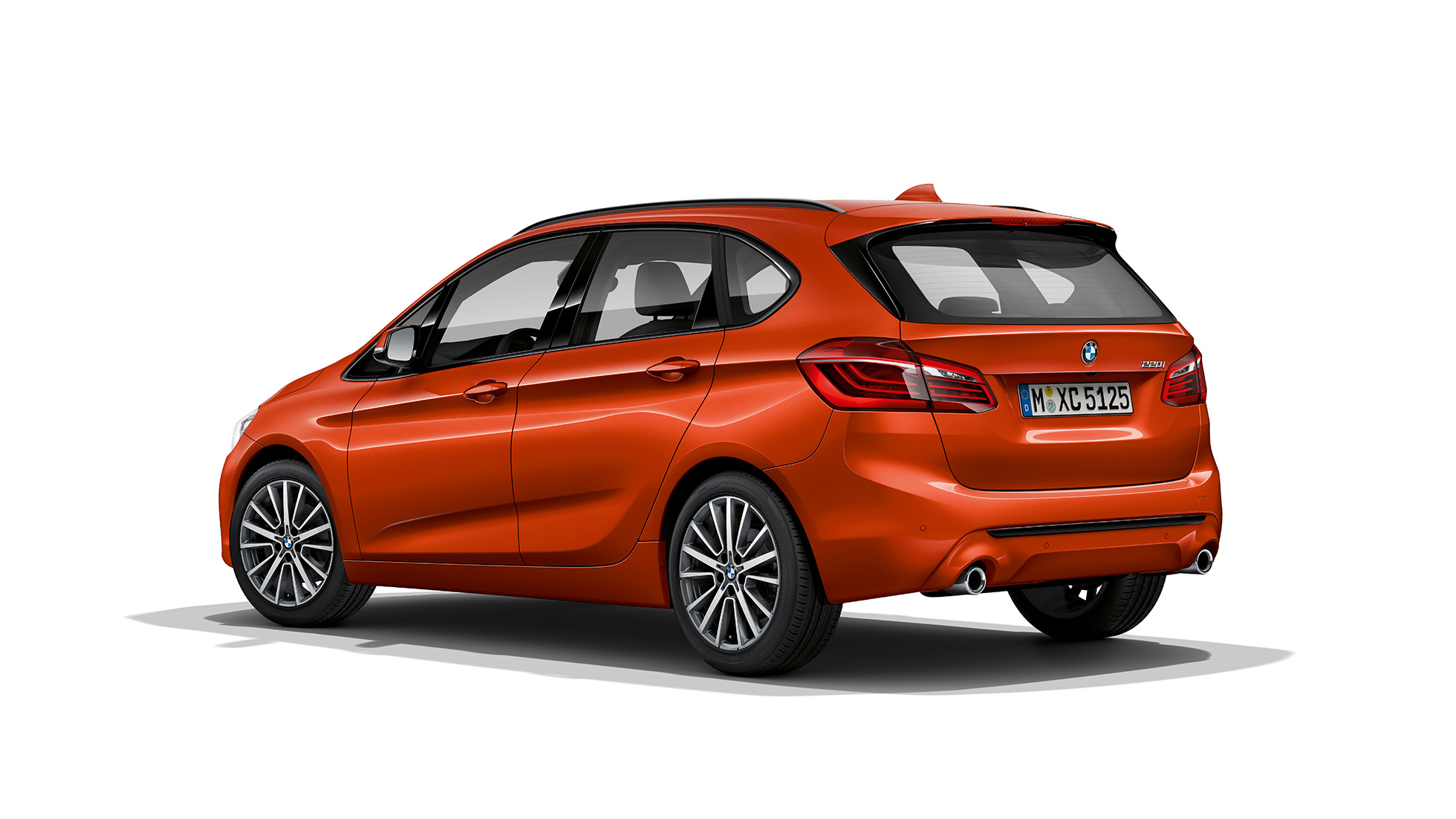Skásett sjónarhorn á afturhluta Sport Line-útfærslu BMW 2 Series Active Tourer Sanseruð sólsetursappelsínugul Sport Line-útfærsla BMW 2 Series Active Tourer 220i F45 2018, skásett sjónarhorn á afturhluta