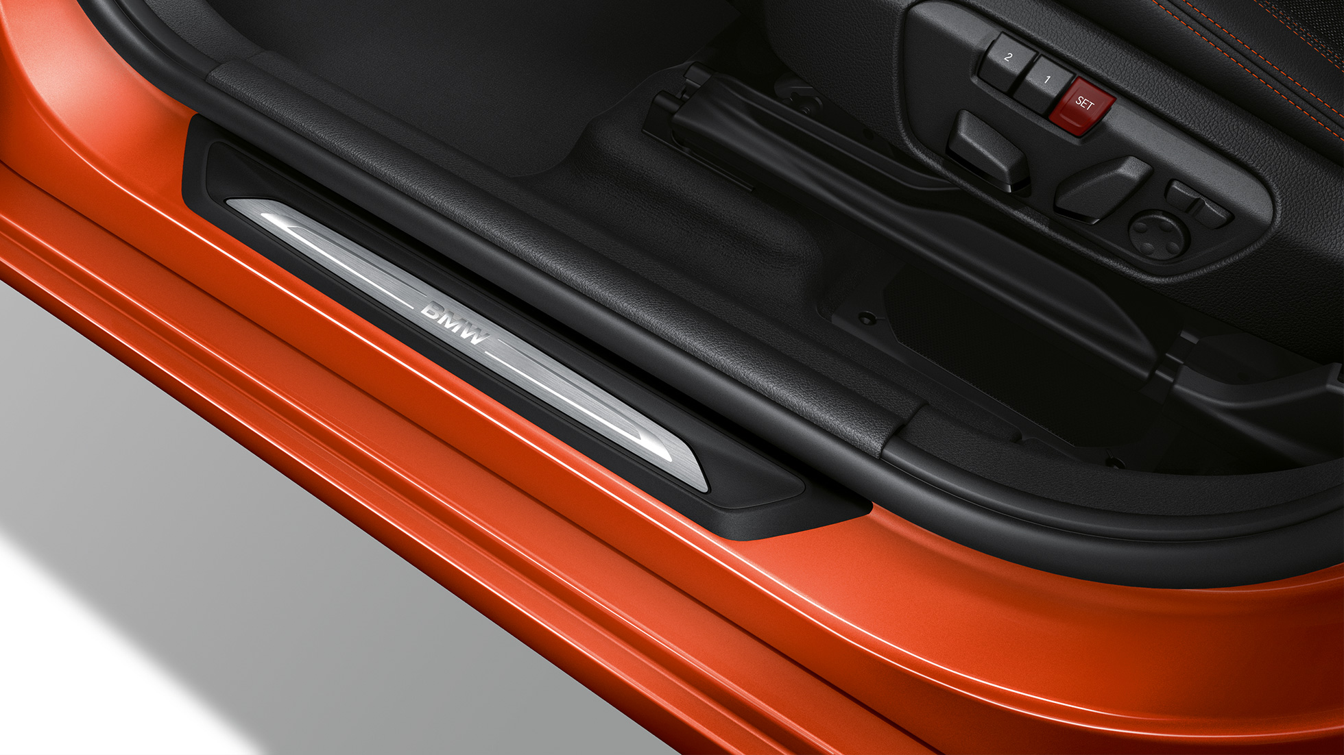 Sílsalistar á Sport Line-útfærslu BMW 2 Series Active Tourer Sílsalistar á sanseraðri sólsetursappelsínugulri Sport Line-útfærslu BMW 2 Series Active Tourer 220i F45 2018