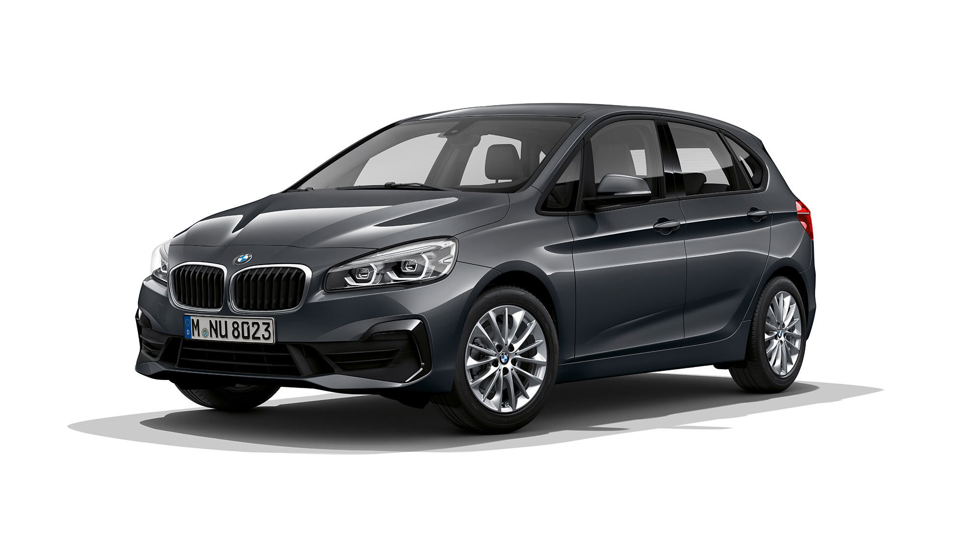 Skásett sjónarhorn á framhluta Advantage-útfærslu BMW 2 Series Active Tourer Grásanseruð Advantage-útfærsla BMW 2 Series Active Tourer 218i F45 2018, skásett sjónarhorn á framhluta