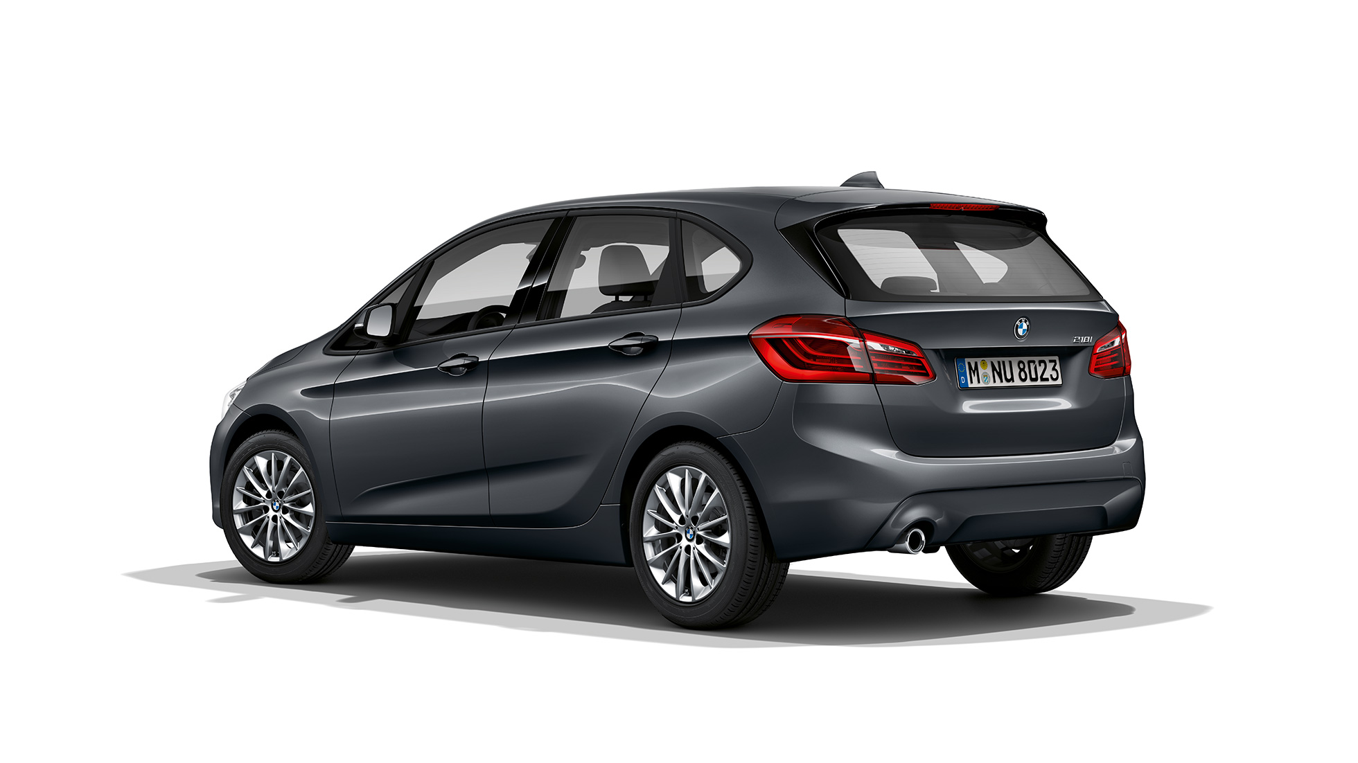 Skásett sjónarhorn á afturhluta Advantage-útfærslu BMW 2 Series Active Tourer Grásanseraður BMW 2 Series Active Tourer 218i F45 2018, skásett sjónarhorn á afturhluta