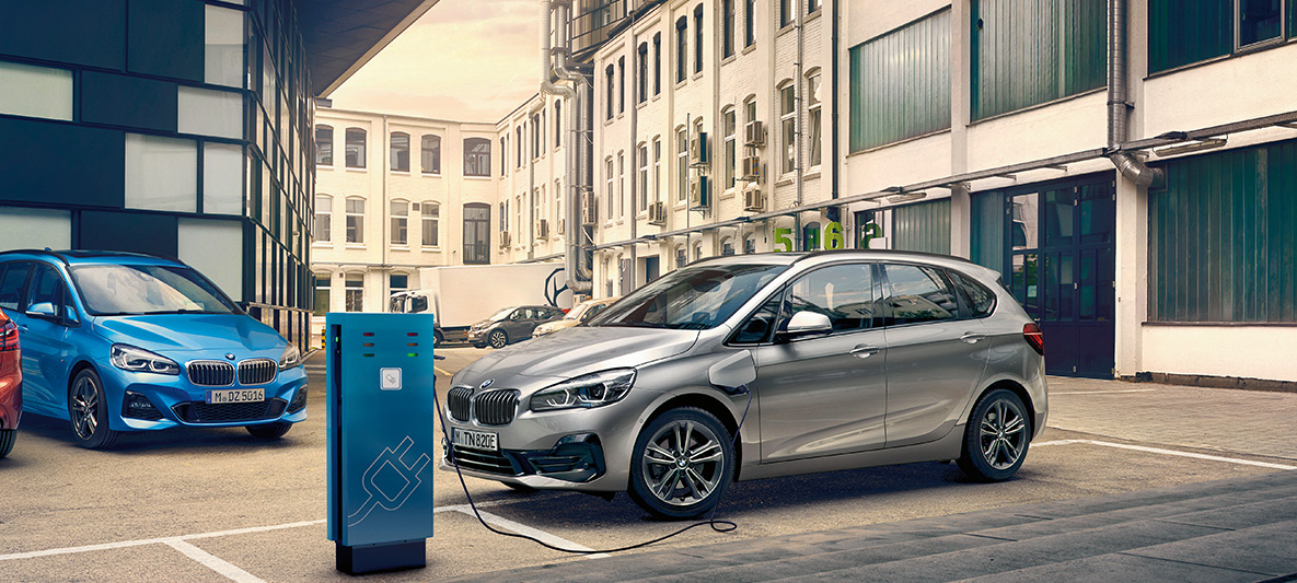 BMW 225xe Active Tourer Plug-in Hybrid BMW 225xe Active Tourer Plug-in Hybrid F45 2018 stendur við hleðslustöð